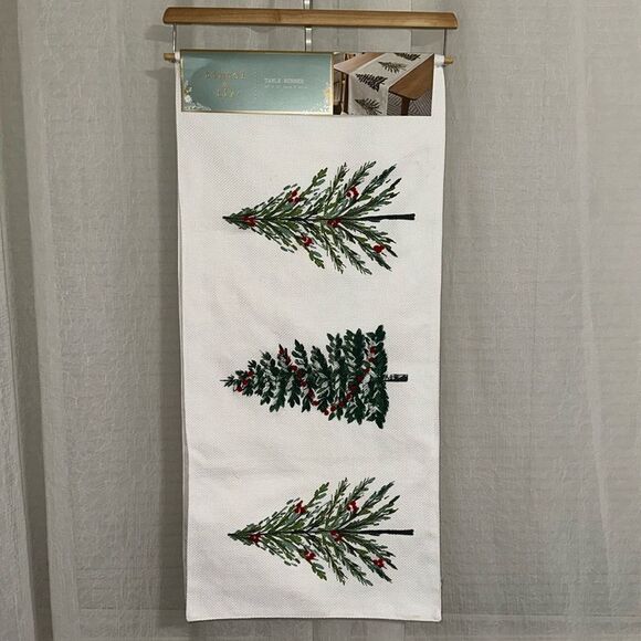 tinsel & fir White Green Red Embroidered Christmas Tree Print Table Runner - Picture 2 of 12